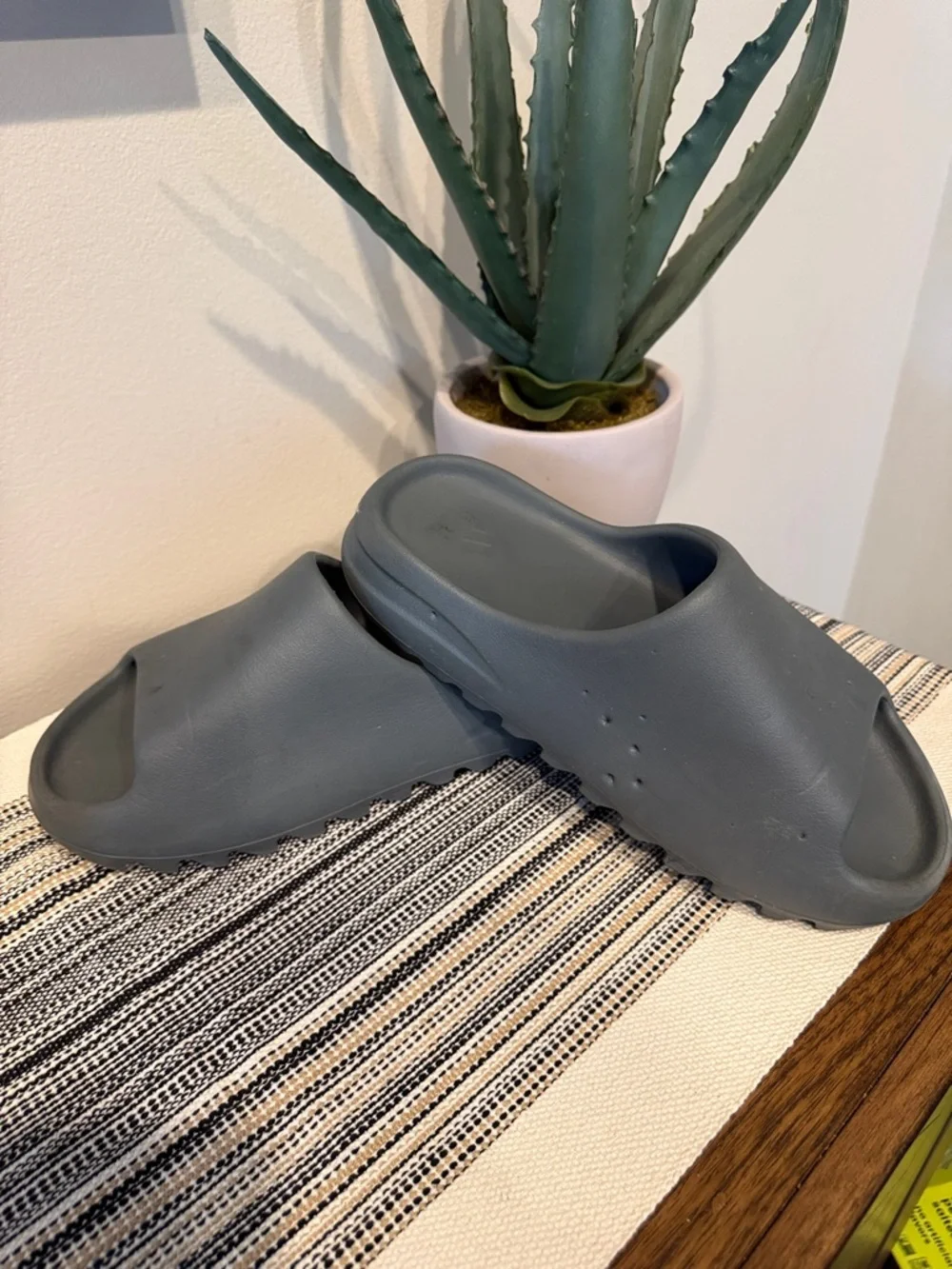 Yeezy Men's Slate Gray Foam Slide Shoes Size 9 FLAW